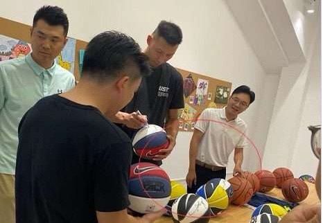 国足已穿耐克球衣比赛,郭艾伦却只穿袜子训练,姚明不要再沉默了