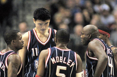NBA-火箭90-103小牛 姚明和队友商量战术(图文)