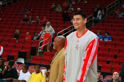 图文:[NBA]火箭VS国王 姚明憨笑