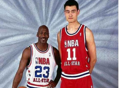 美媒晒姚明与众球星合影,艾弗森像小学生,乔丹气场也被压过!