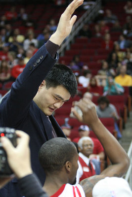 图文-姚明现场助威火箭战老鹰 姚明与队友击掌_篮球-NBA_NIKE新浪竞技风暴_新浪网