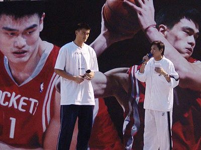 图文-小巨人姚明上海迎来客人 主持人提问姚明_篮球-NBA_NIKE新浪竞技风暴_新浪网