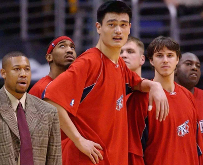 小斯NBA生涯拿下1054个盖帽,布泽尔346个,那姚明的数据如何?