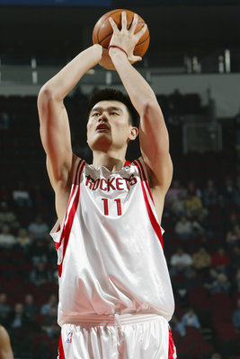 2002年的今天,姚明被火箭队选为状元正式登陆NBA
