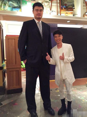 巨星与巨人?李克勤姚明合影 身高差萌萌哒