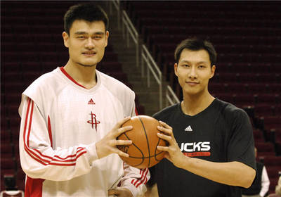 姚明在NBA比赛时被人隔扣,小斯还对他怒吼,原因是什么?