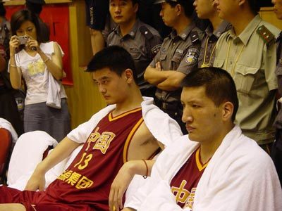 图文-中国男篮97-75澳洲老虎 姚明巴特尔严阵以待_篮球-CBA_NIKE新浪竞技风暴_新浪网