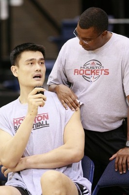 图文-火箭队备战首场季前赛 体能师询问姚明状况_篮球-NBA_新浪竞技风暴_新浪网
