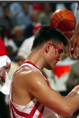 姚明NBA唯一仇敌,故意肘击姚明,姚明痛斥:小人!