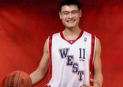 中国姚明穿的5件球衣,图一像个孩子,图四太霸气了,别不信!