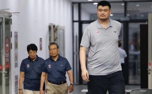 巨人的困扰 姚明生活中的不便与压力