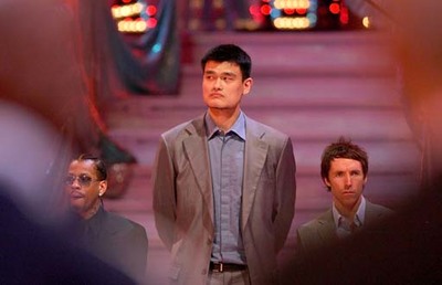 姚明助阵NBA全明星赛 入场颇具老大风范
