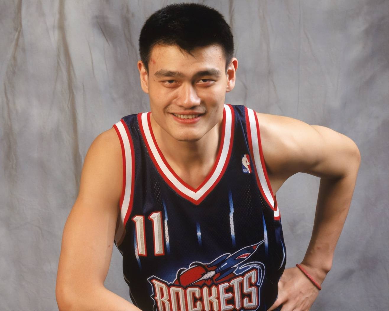 姚明宣布45岁正式退休 老友中国赛重逢开启人生新篇章